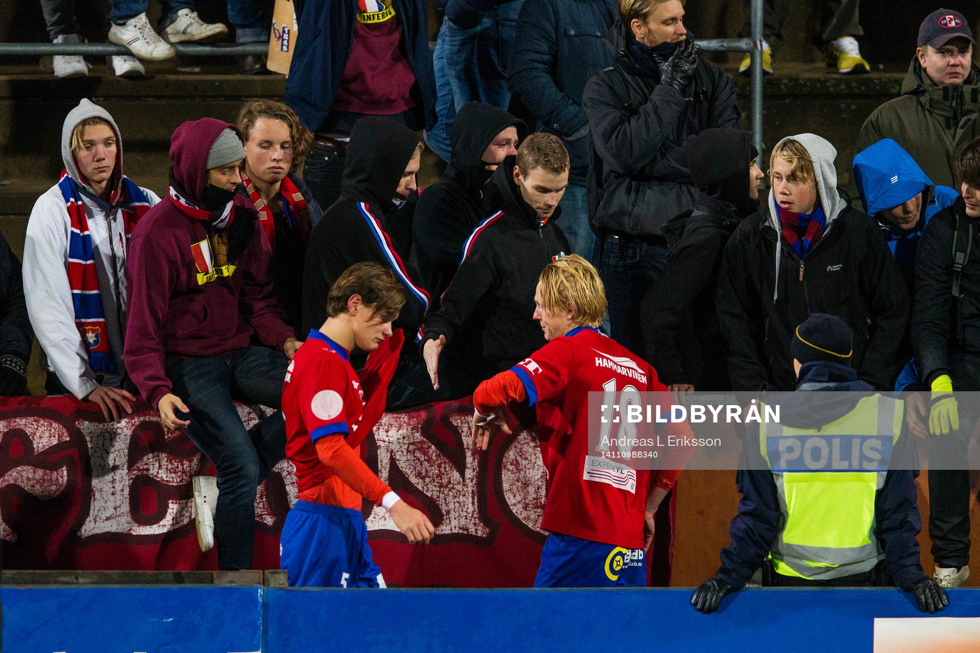 Örgrytes supportrar och spelare, bla Jacob Ericsson, deppar