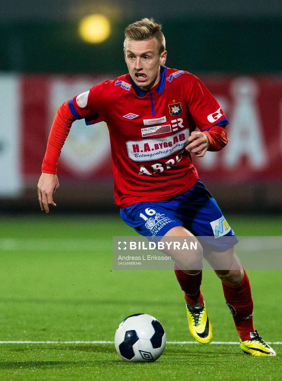Örgrytes Sebastian Ohlsson med bollen