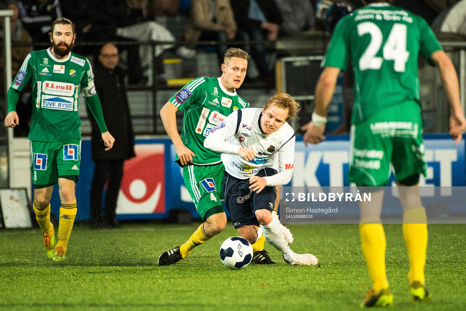 Ljungskiles Marcus Gustafsson  ser på när Ljungskiles