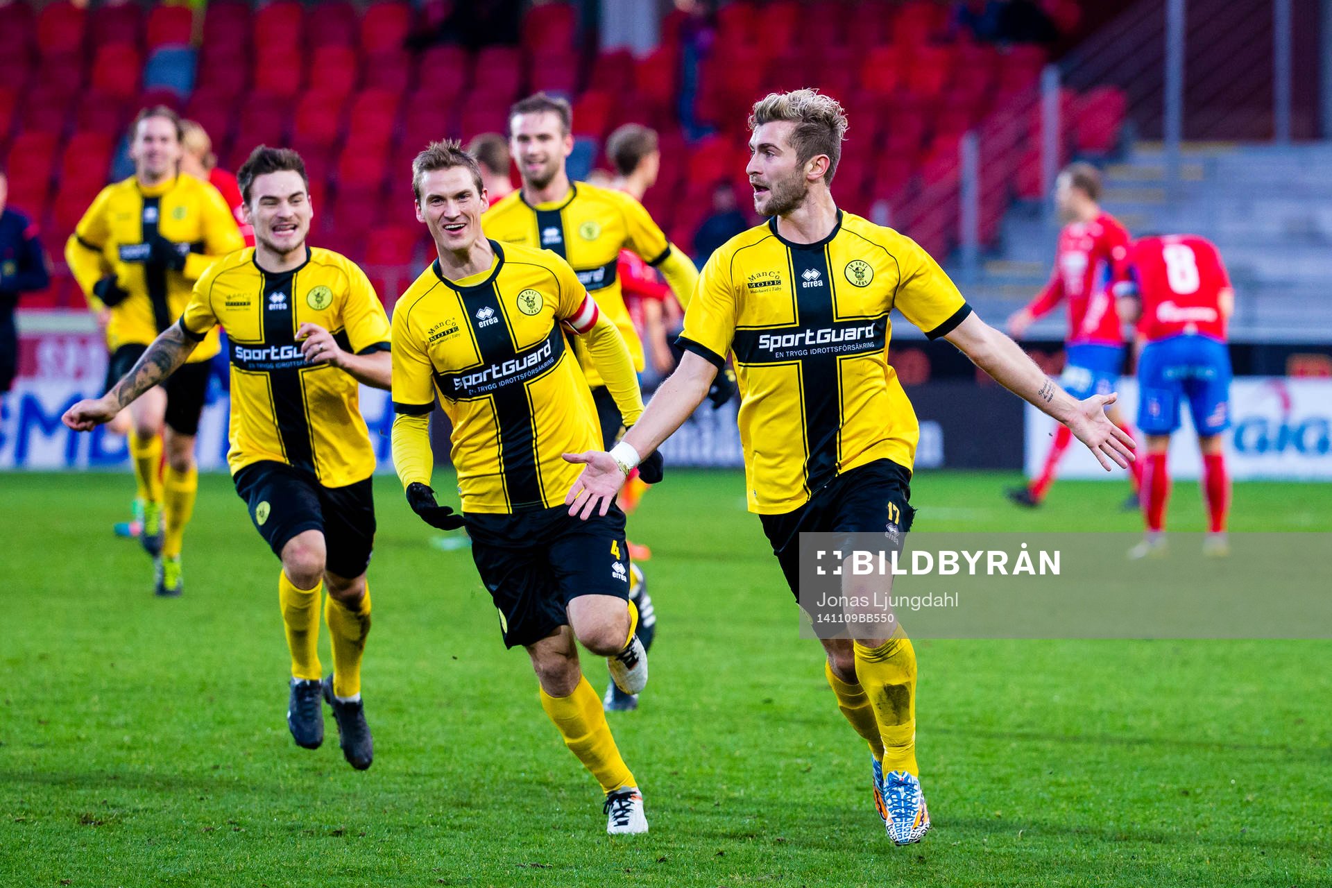 Frejs Christophe Lallet firar efter 1-1 målet under fotbollsmatchen i kvalet till Superettan mellan Öster och Frej den 9 november 2014 i Växjö.