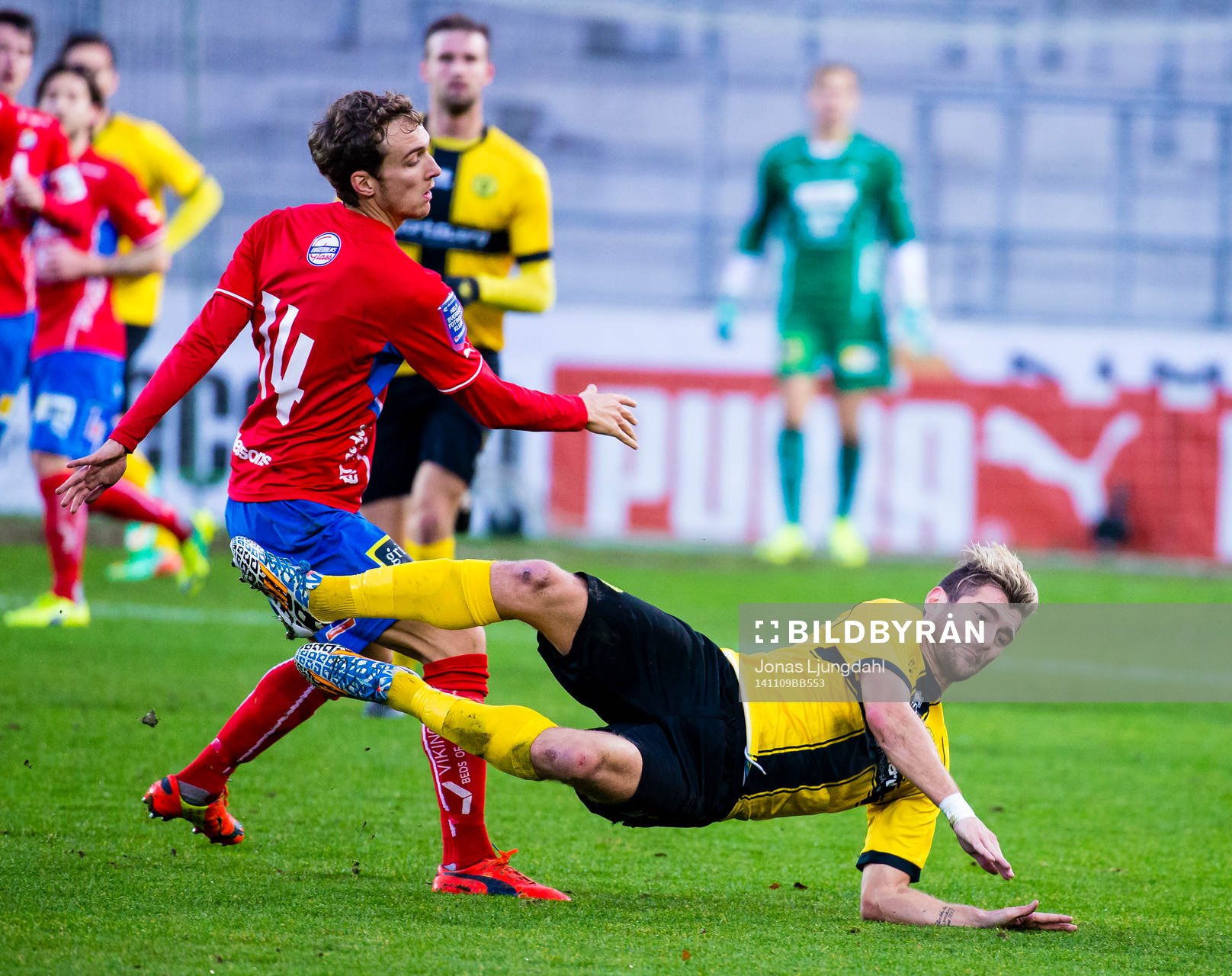 Östers Alexander Henningsson i kamp med Frejs Christophe Lallet under fotbollsmatchen i kvalet till Superettan mellan Öster och Frej den 9 november 2014 i Växjö.
