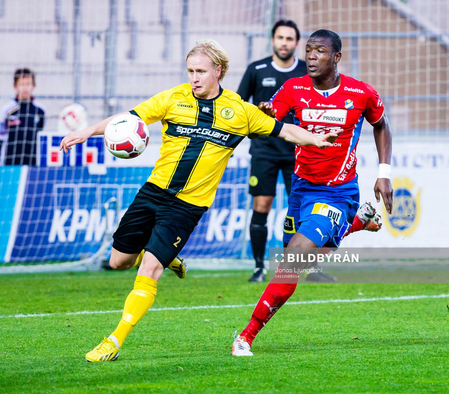 Frejs Hampus Jönsson jagas av Östers Alhaji Gero