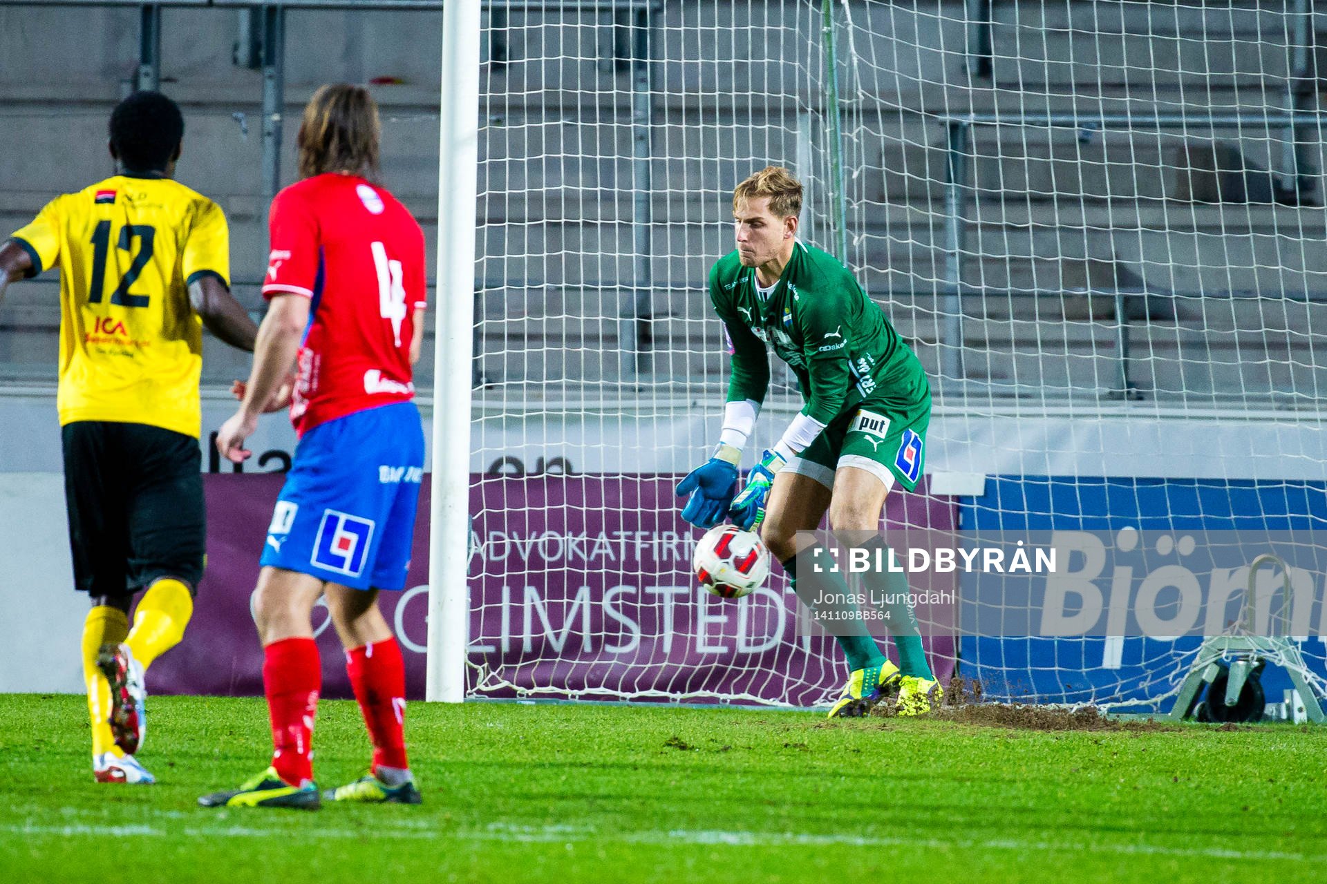 Östers målvakt Alexander Nadj tappar in en boll till 2-2