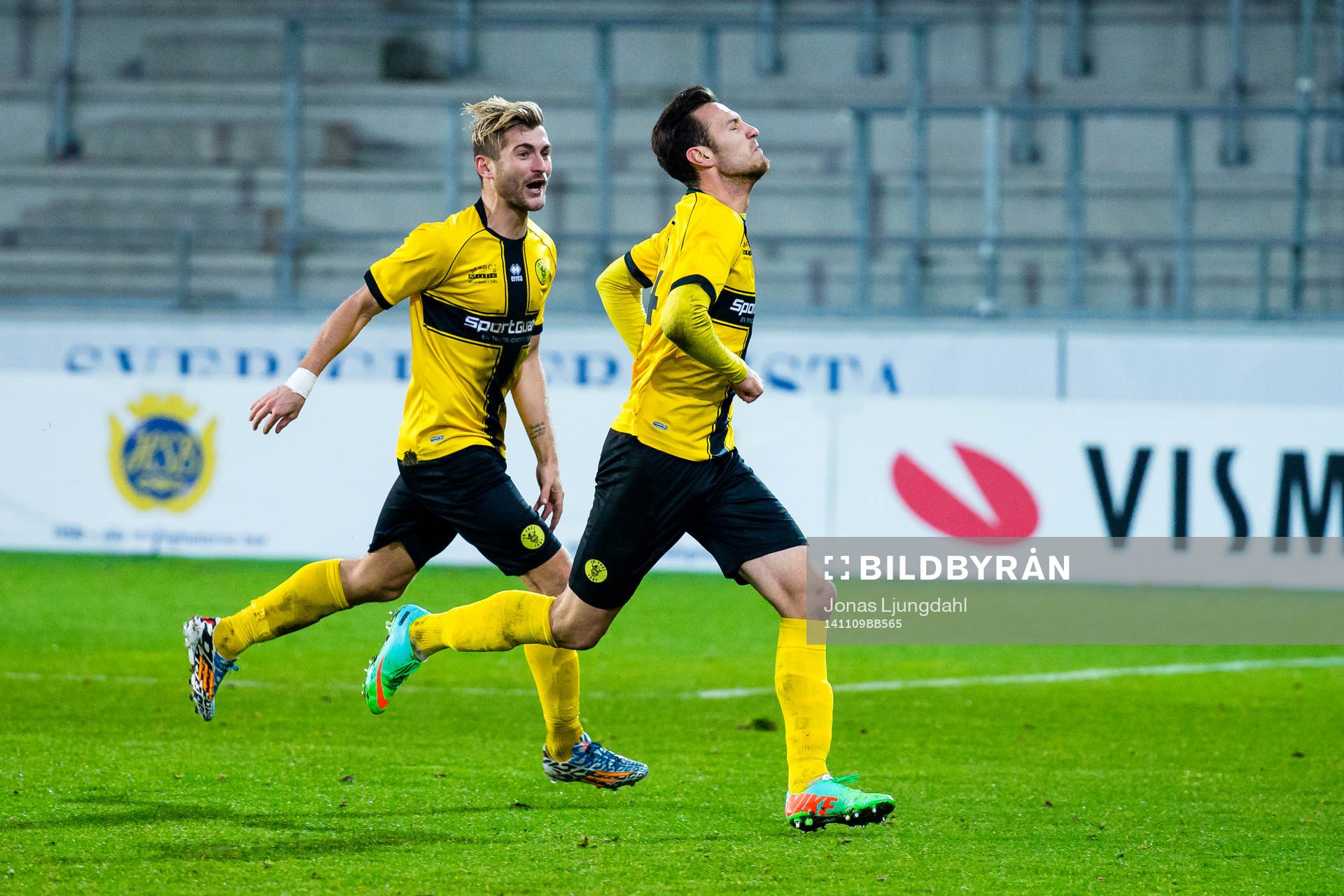 Frejs Sasa Plavsic och Christophe Lallet firar efter 2-2 målet under fotbollsmatchen i kvalet till Superettan mellan Öster och Frej den 9 november 2014 i Växjö.