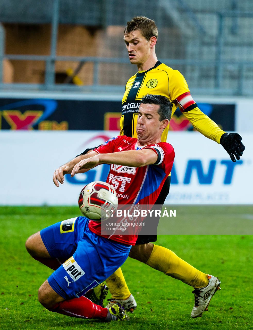 Frejs Jonatan Lundevall i kamp med Östers Denis Velic under fotbollsmatchen i kvalet till Superettan mellan Öster och Frej den 9 november 2014 i Växjö.