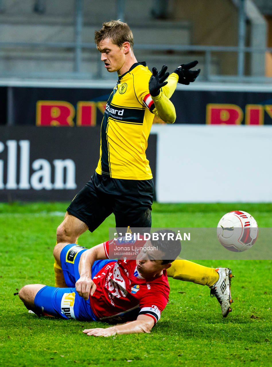 Frejs Jonatan Lundevall i kamp med Östers Denis Velic under fotbollsmatchen i kvalet till Superettan mellan Öster och Frej den 9 november 2014 i Växjö.