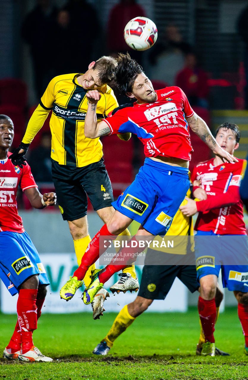 Nickduell mellan Frejs Jonatan Lundevall och Östers Tibor Joza under fotbollsmatchen i kvalet till Superettan mellan Öster och Frej den 9 november 2014 i Växjö.
