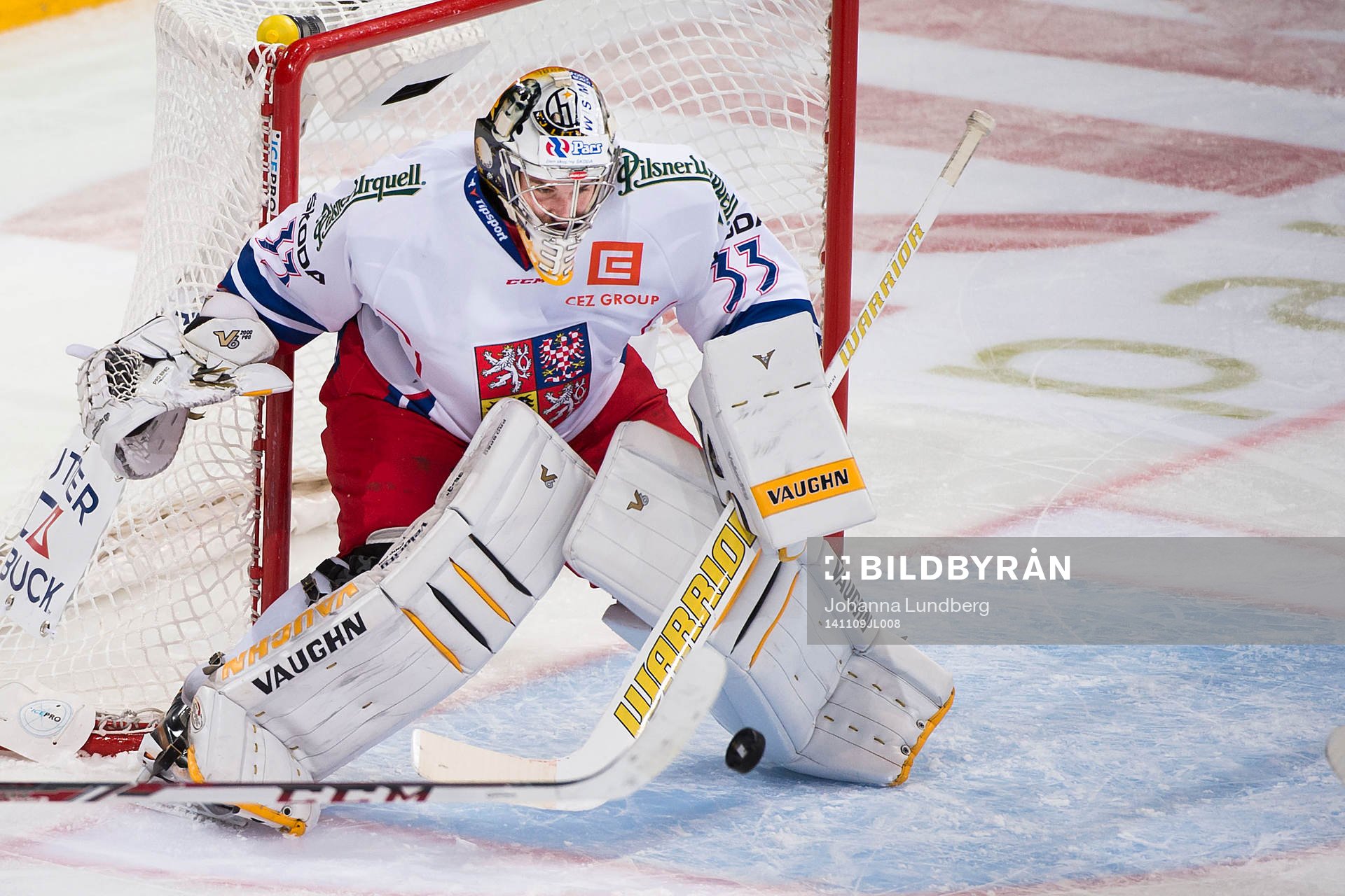 Tjeckiens målvakt Pavel Francouz räddar en puck