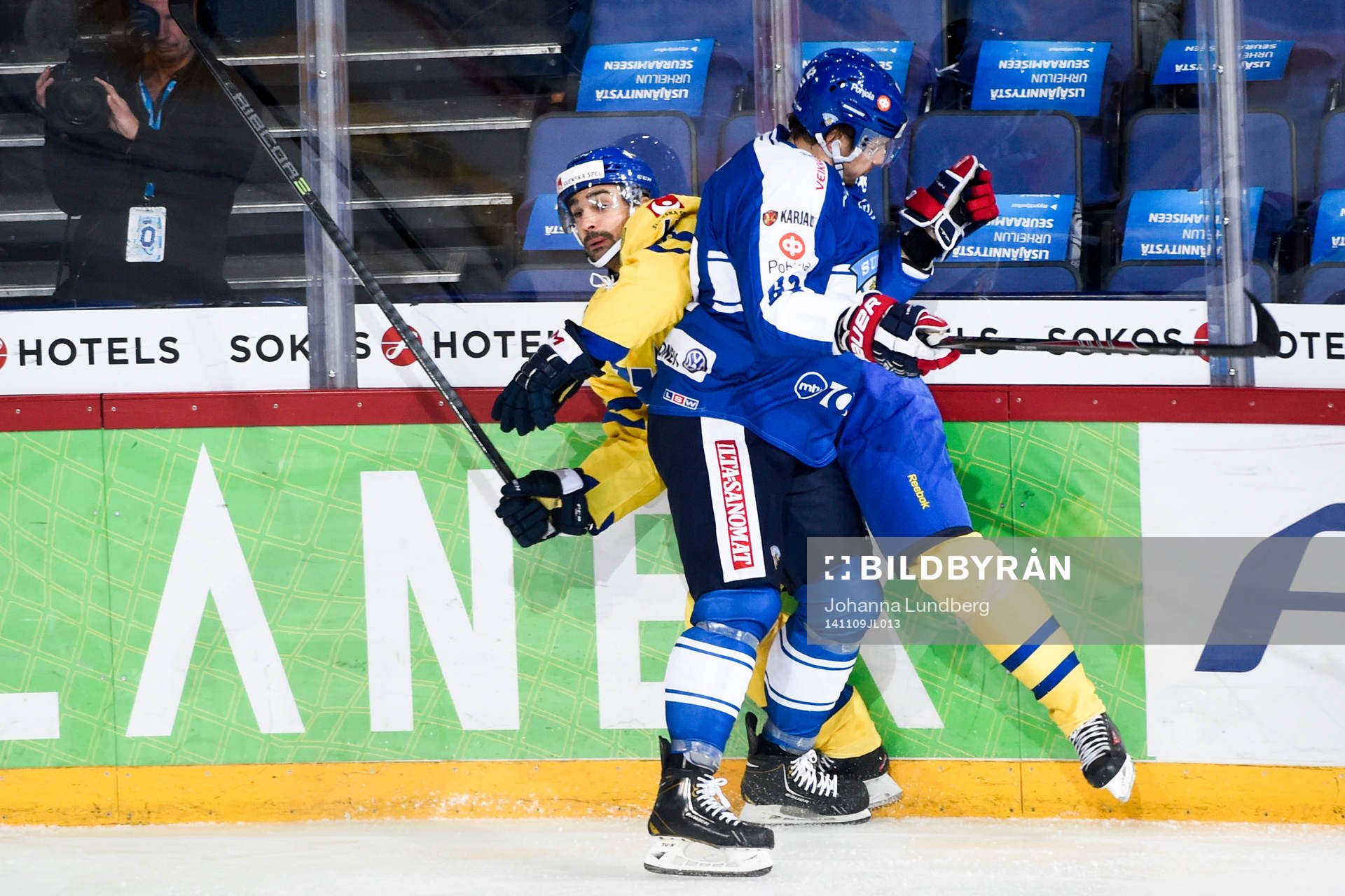 Sveriges Daniel Rahimi och Finlands Oskar Osala