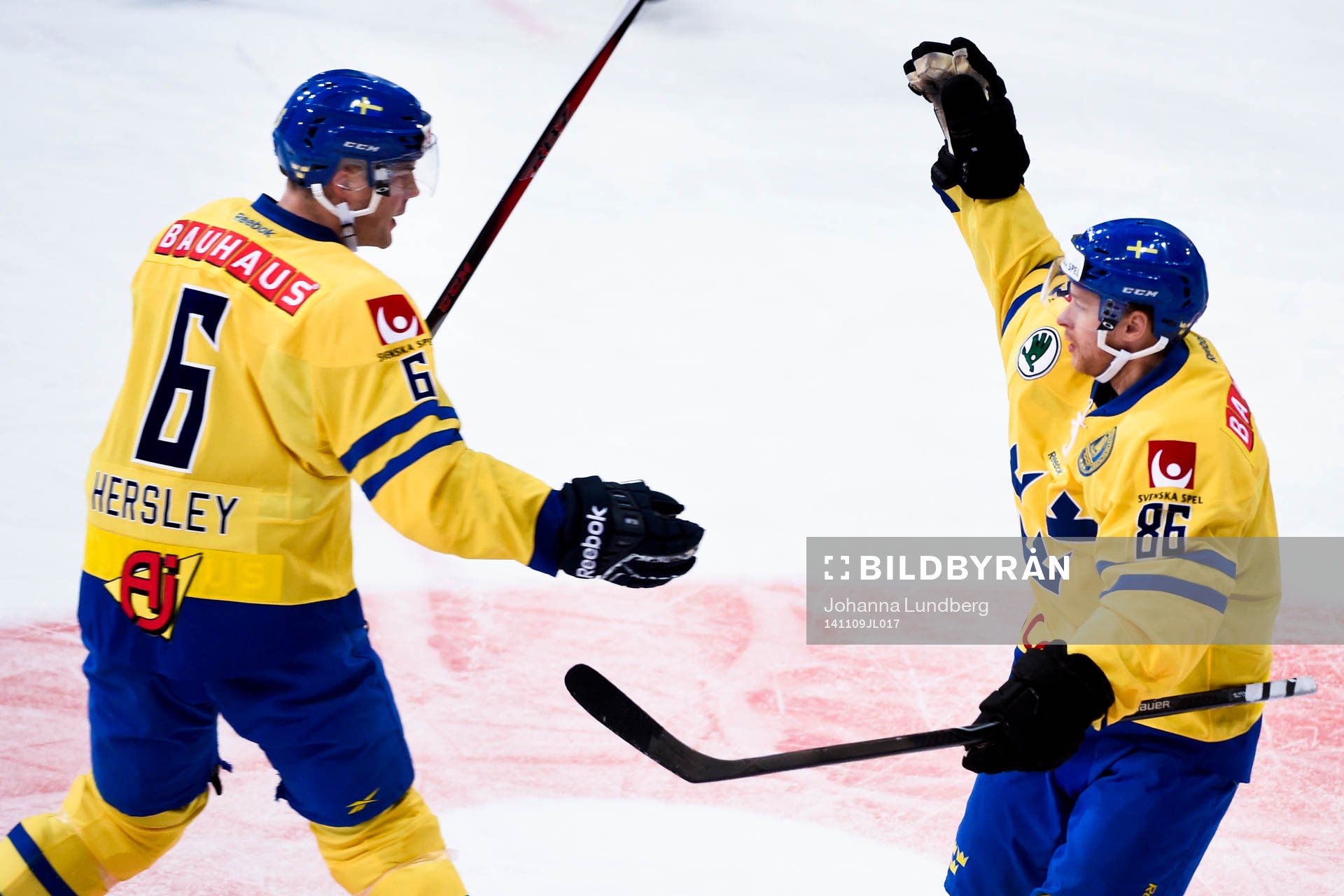 Sveriges Linus Klasen (th) jublar