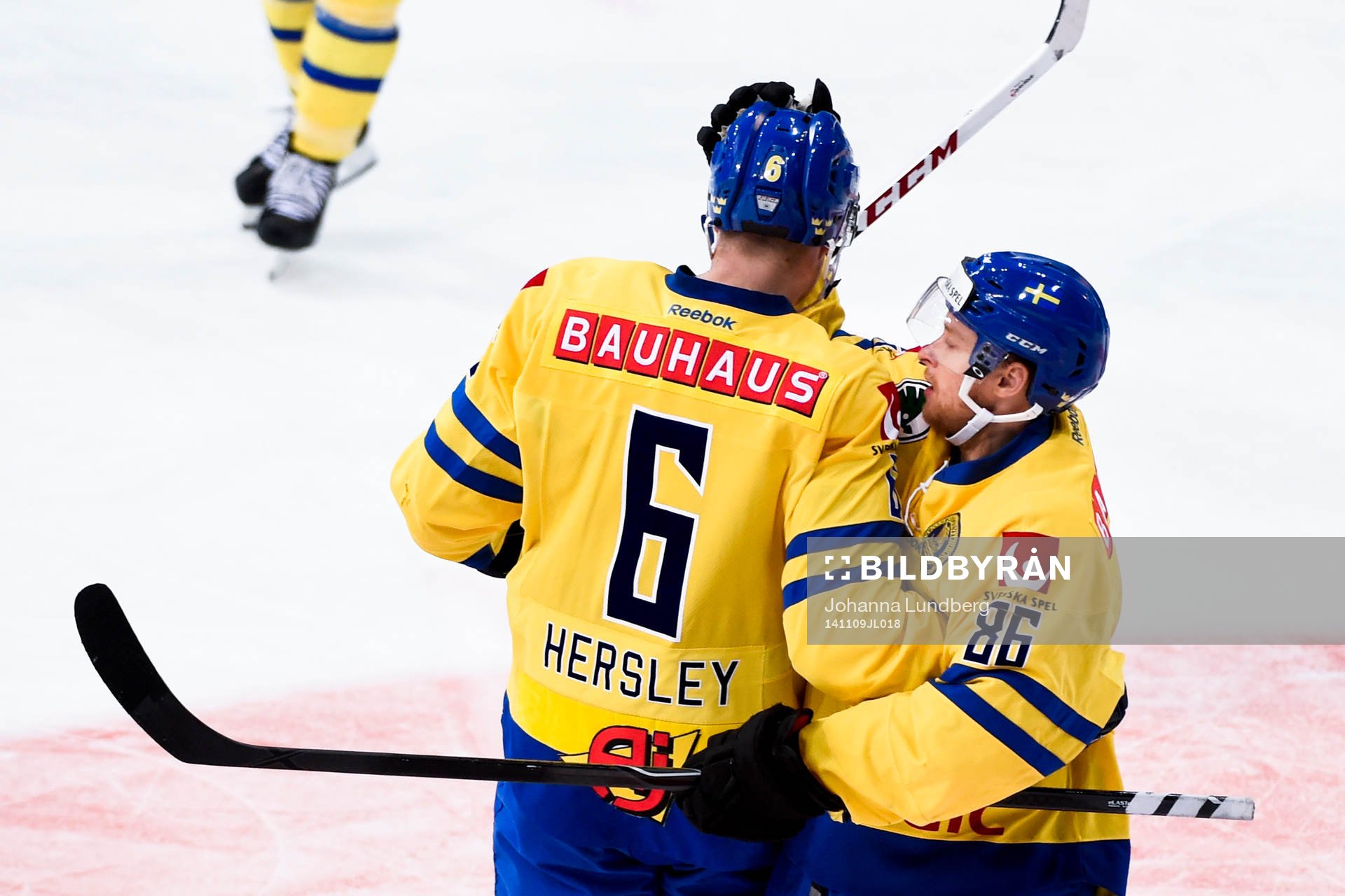 Sveriges Linus Klasen (th) jublar