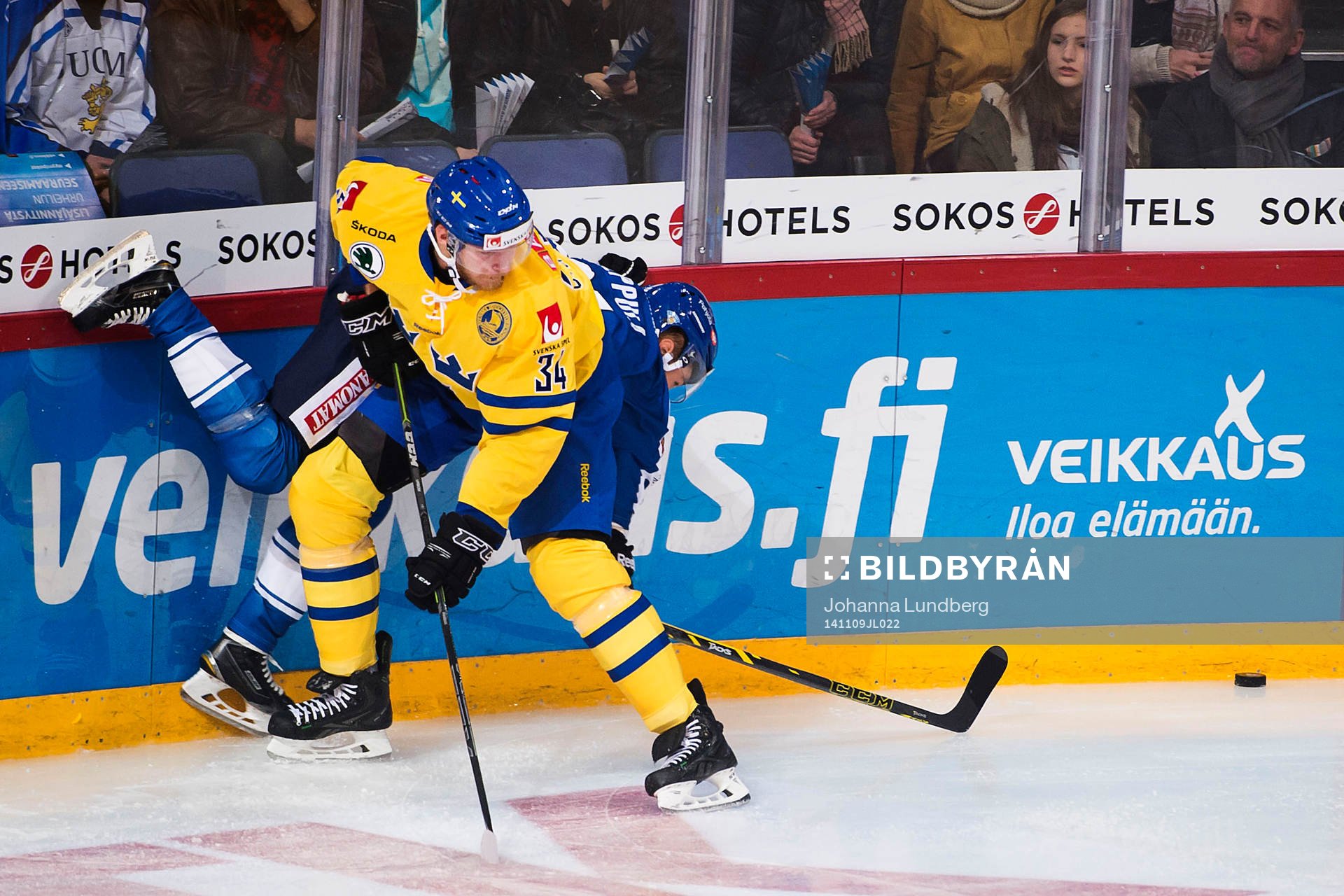 Sveriges Alexander Urbom trycker fast en finsk spelare