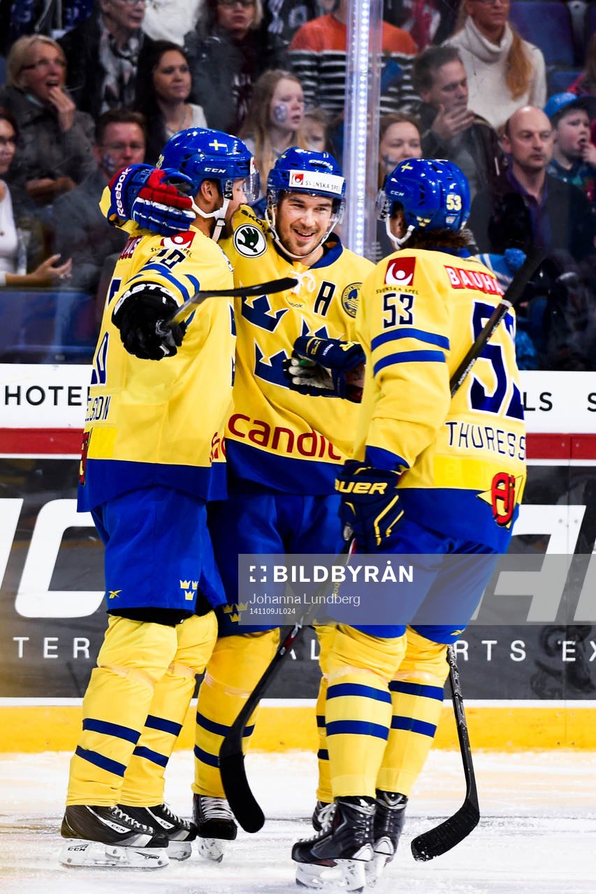 Sveriges Dick Axelsson (tv) kramas om av Jimmie Ericsson