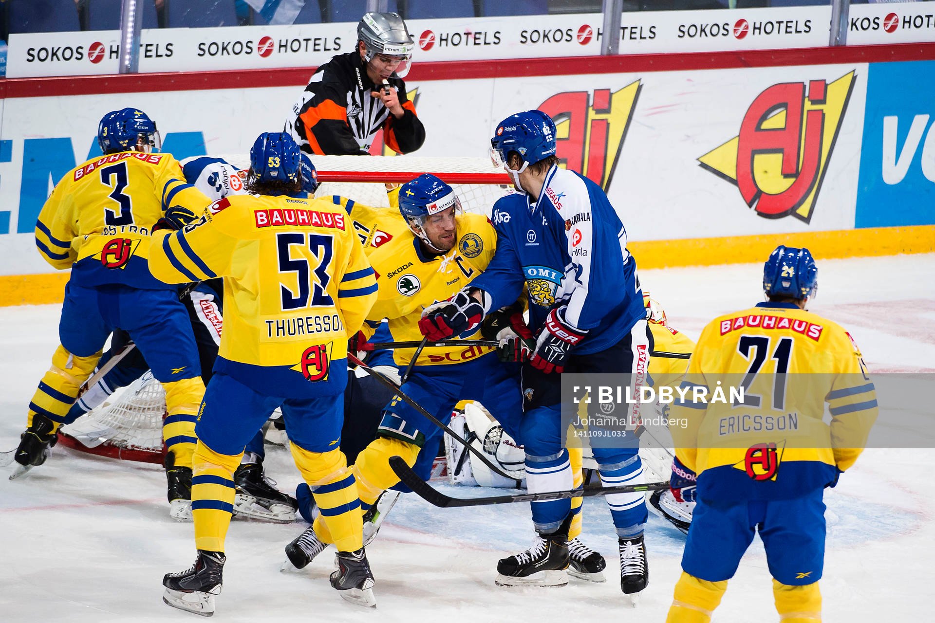 Sveriges Daniel Rahimi flyttar målburen och Joel Lundqvist