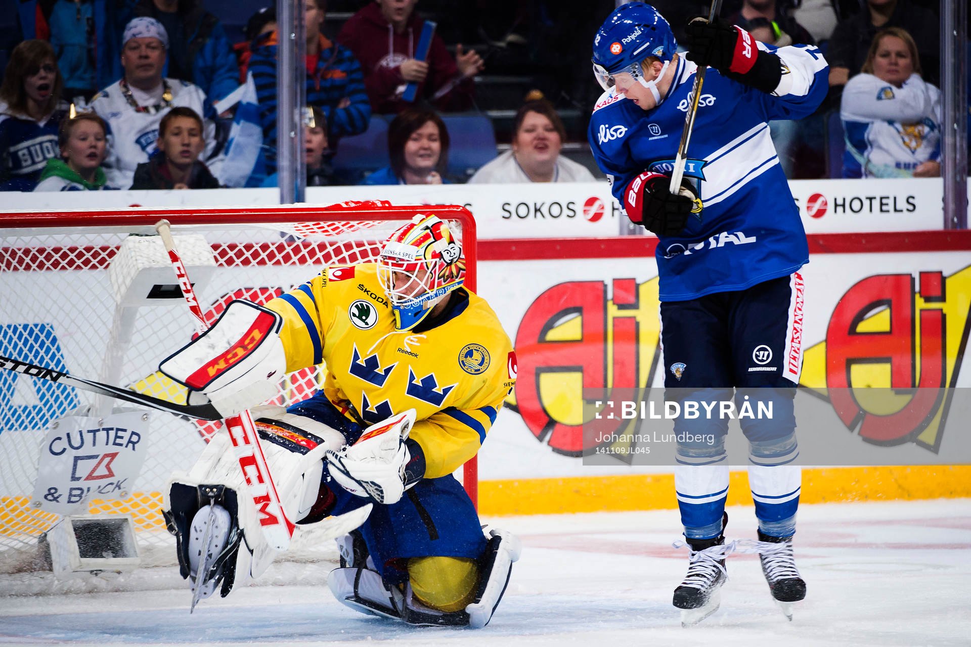 Sveriges målvakt Henrik Karlsson och Finlands Lennart