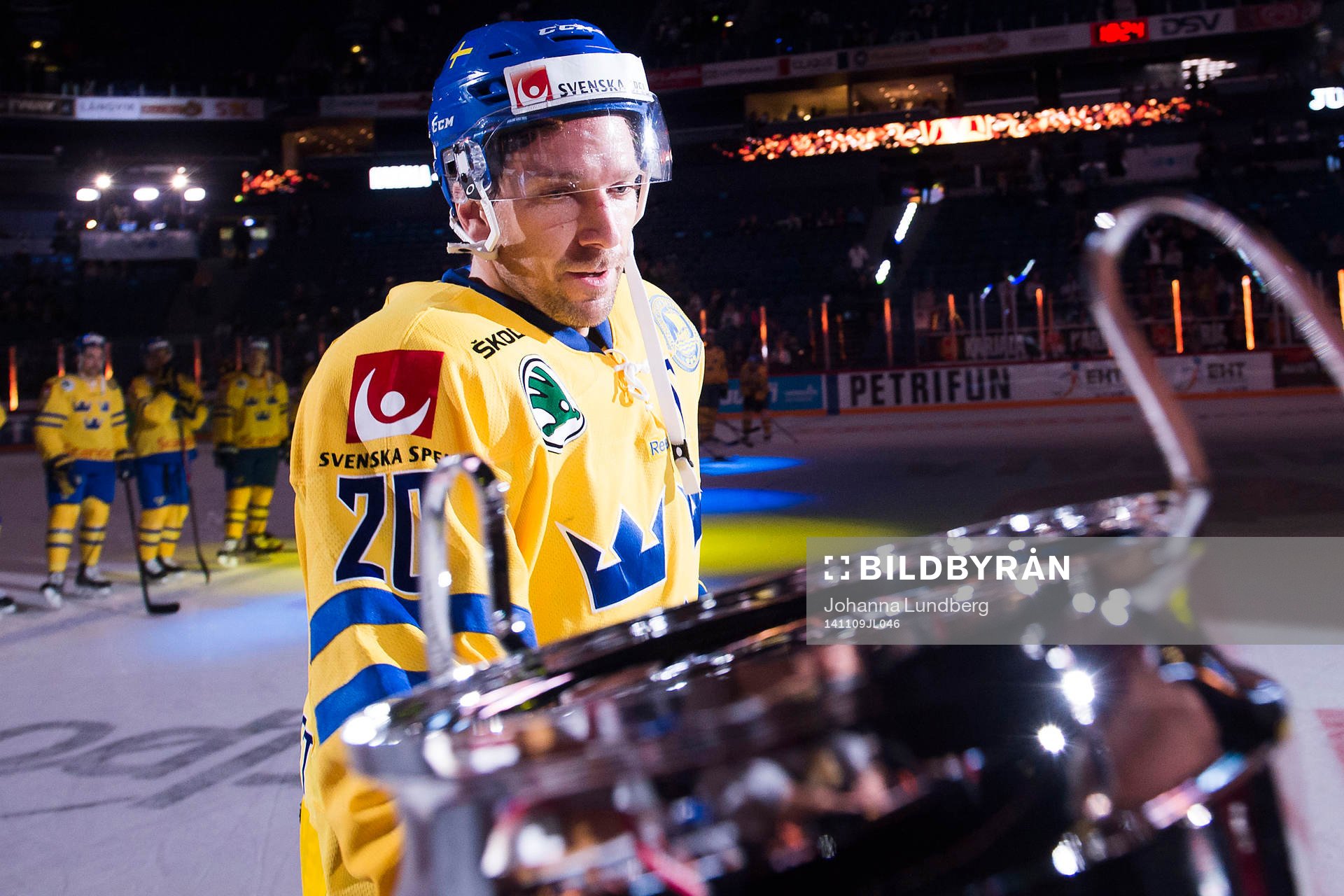Sveriges Joel Lundqvist tar emot pokalen