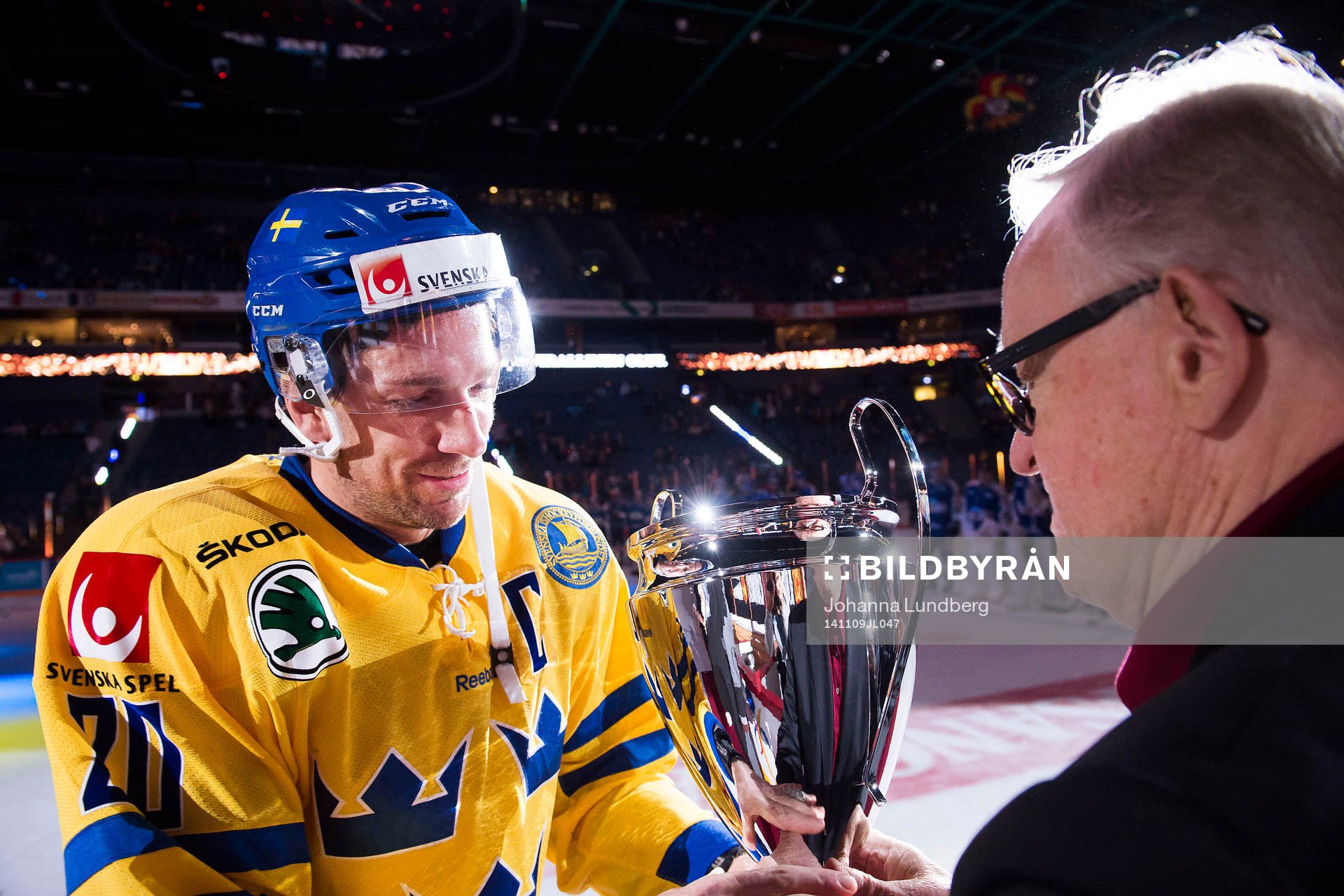 Sveriges Joel Lundqvist tar emot pokalen