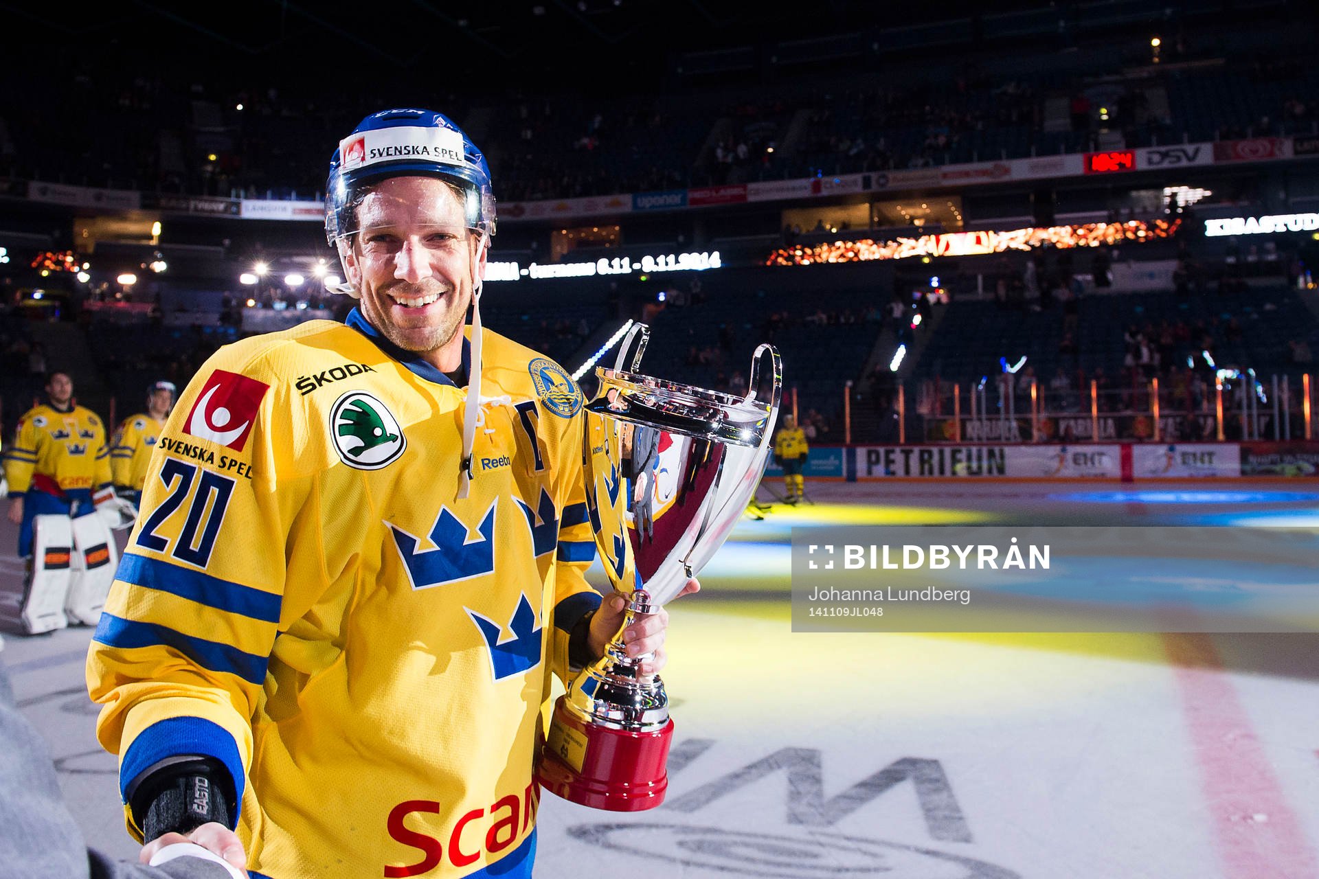 Sveriges Joel Lundqvist tar emot pokalen