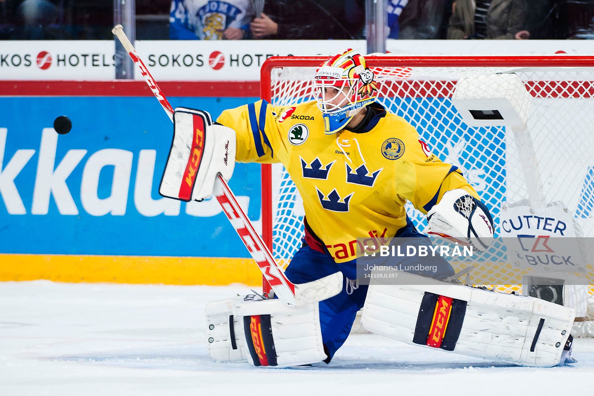 Sveriges målvakt Henrik Karlsson stöter bort pucken