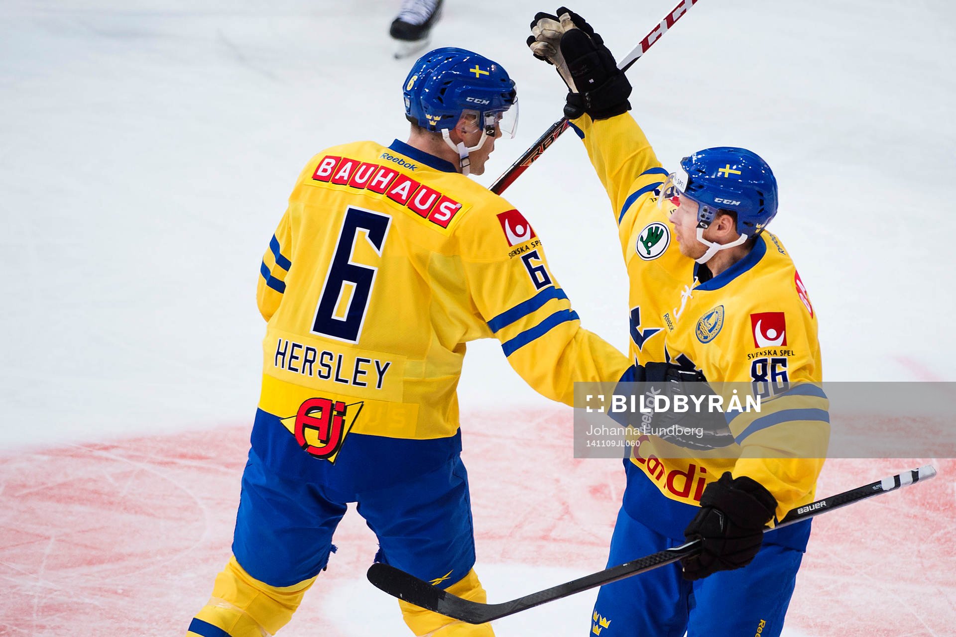 Sveriges Linus Klasen (th) gör 0-1 och jublar med Patrik