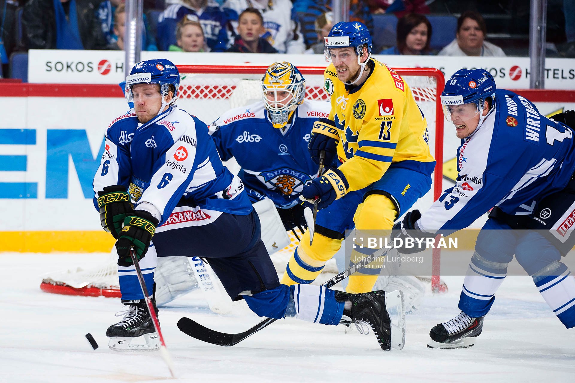 Finlands Tommi Kivistö får kontroll över pucken framför
