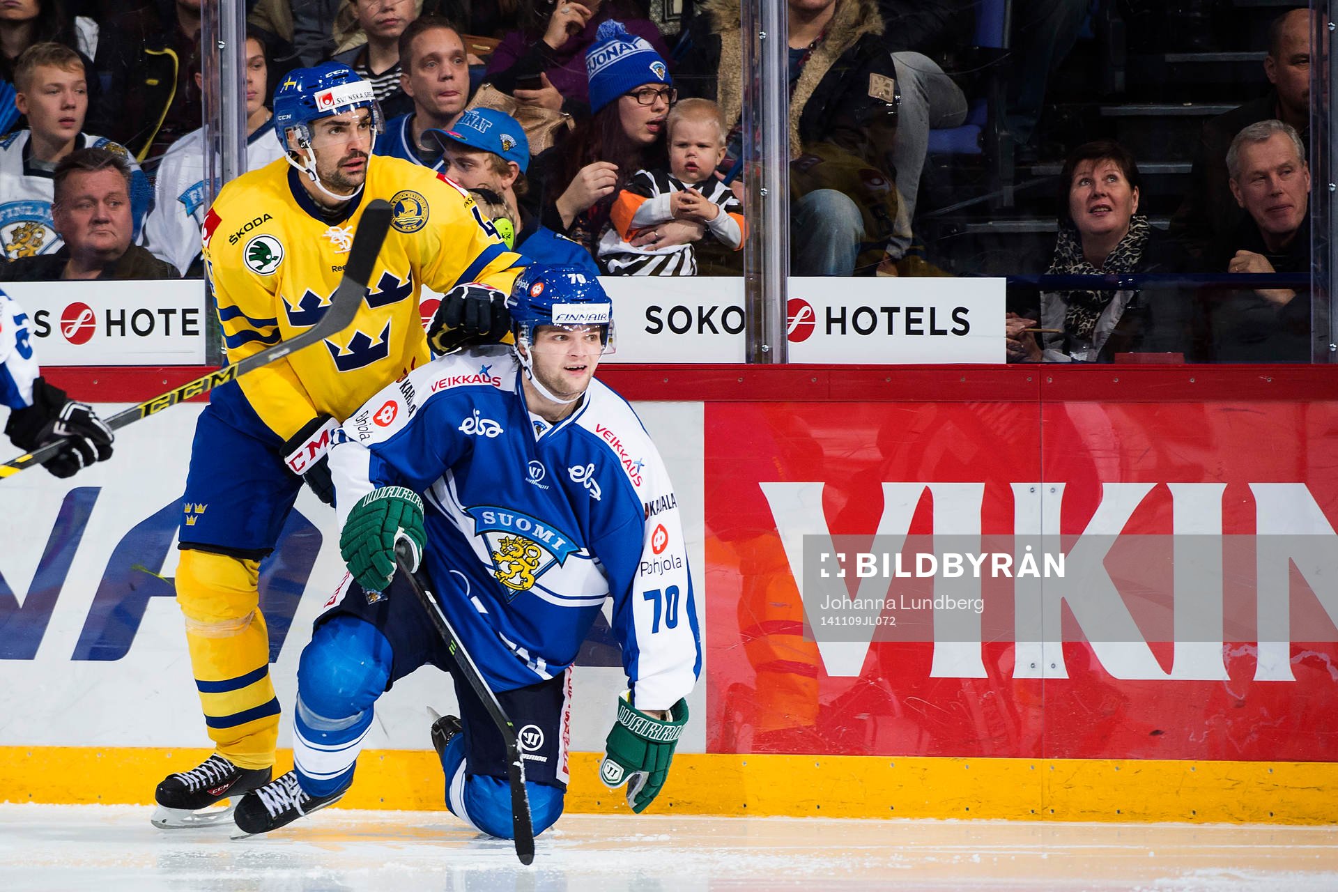 Sveriges Daniel Rahimi trycker till Finlands Teemu