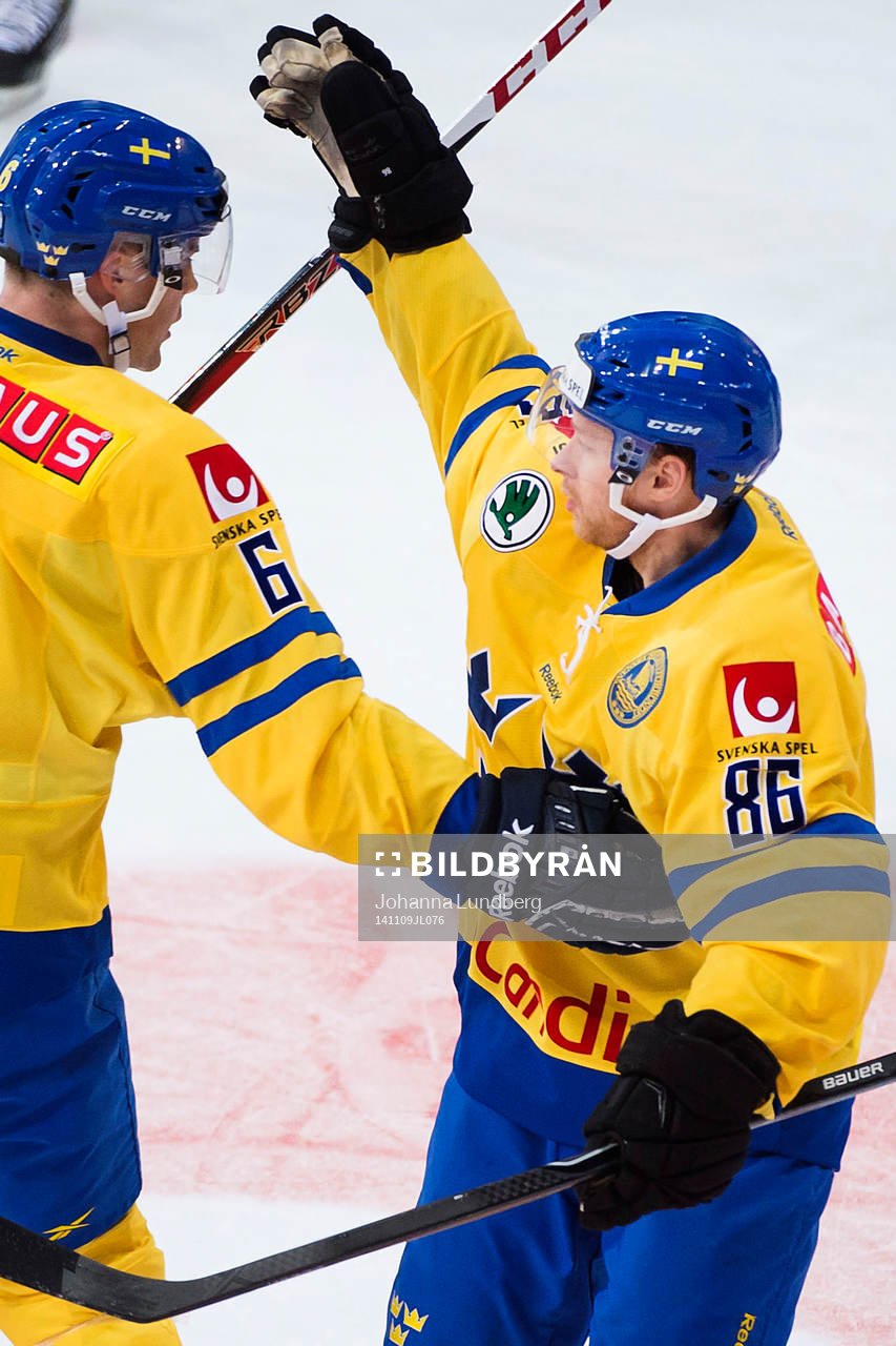 Sveriges Linus Klasen (th) gör 0-1 och jublar med Patrik