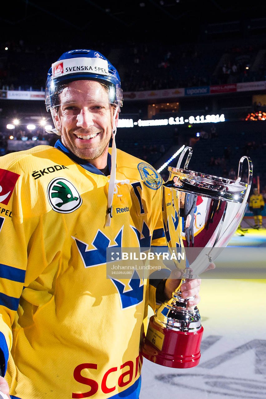 Sveriges Joel Lundqvist tar emot pokalen