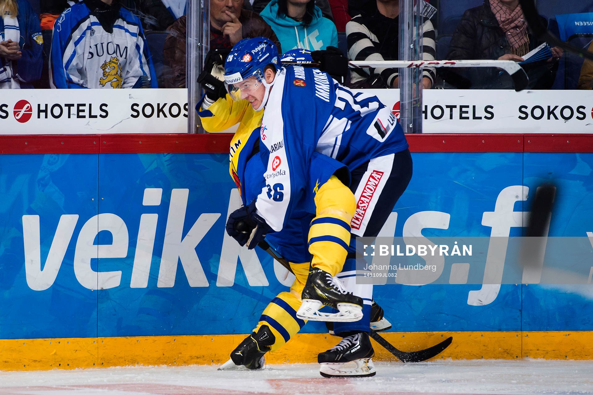 Finlands Jarkko Immonen trycker fast Sveriges Niclas