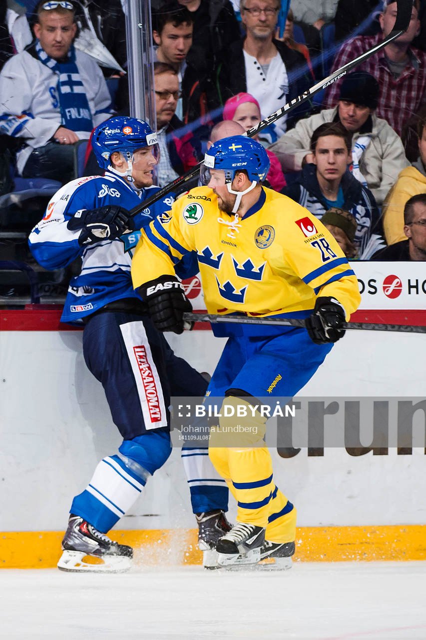 Sveriges Dick Axelsson trycker till Finlands Petteri