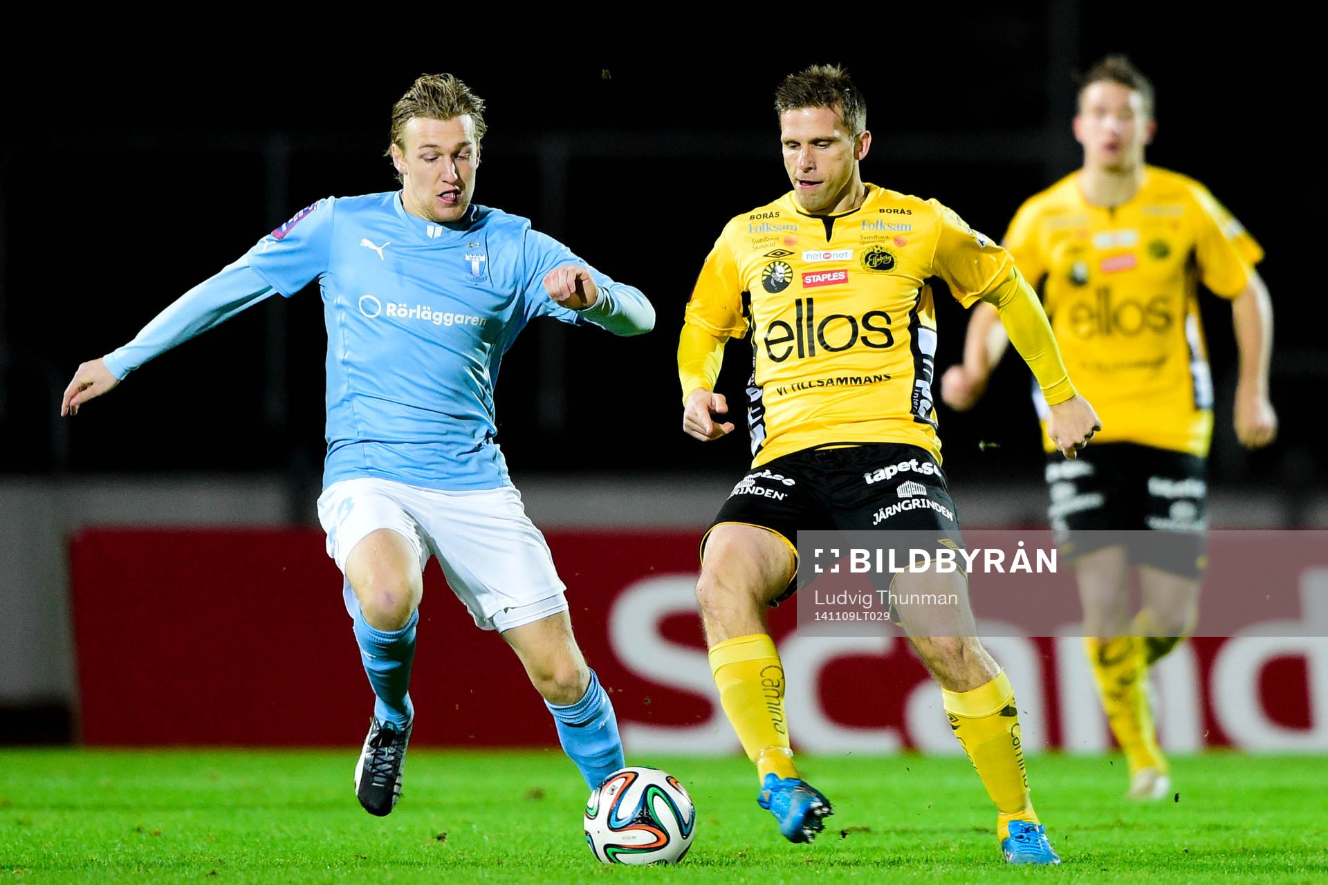 Malmö FFs Emil Forsberg och Elfsborgs Anders Svensson under fotbollsmatchen i Supercupen mellan Malmö och Elfsborg den 9 november 2014 i Malmö.
