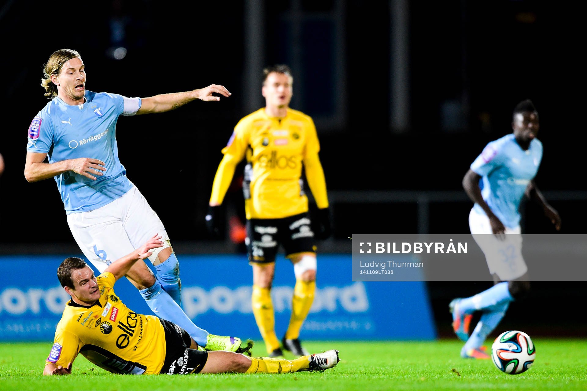 Elfsborgs Henning Hauger kapar Malmö FFs Markus Halsti