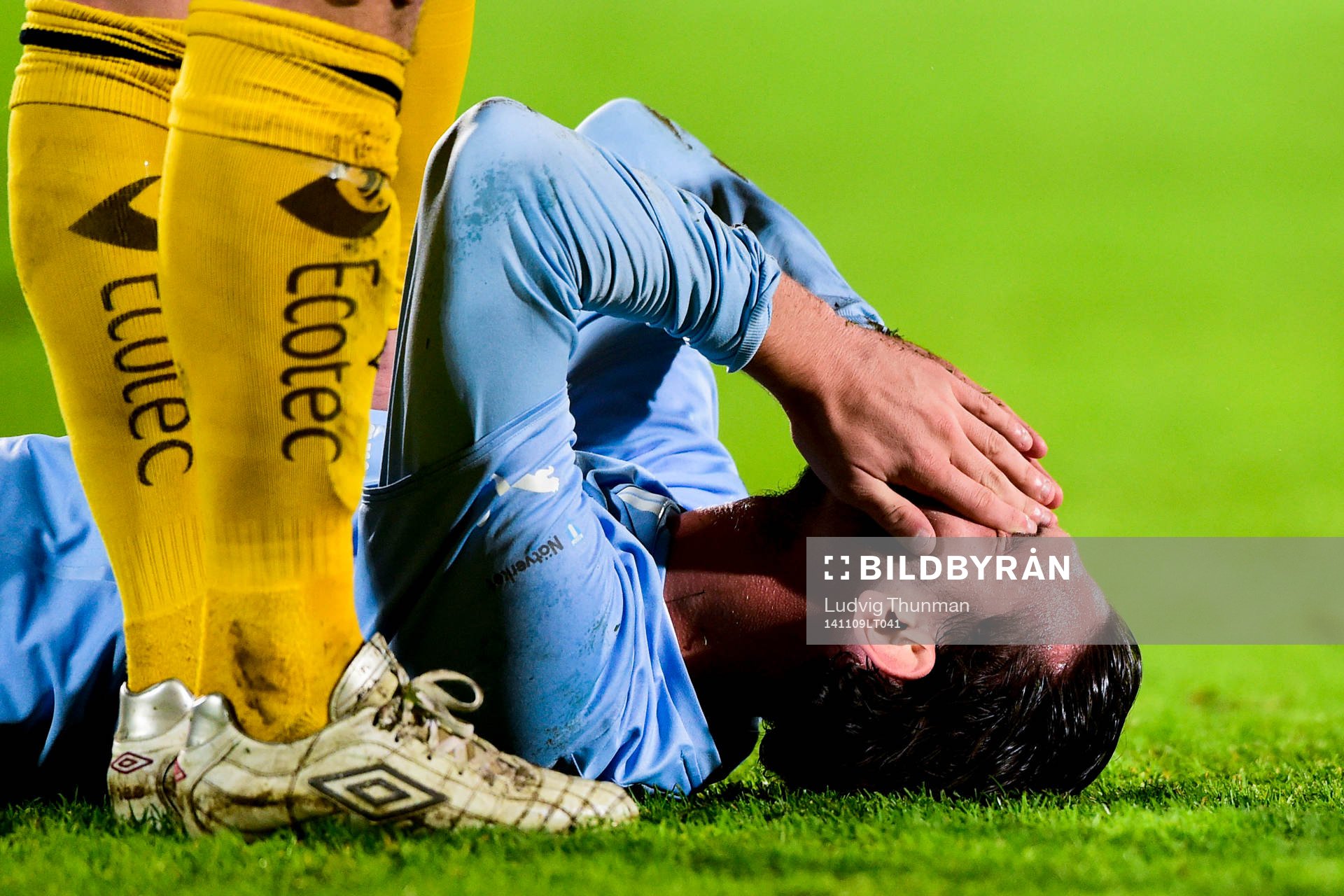 Malmö FFs Agon Mehmeti skriker och har ont