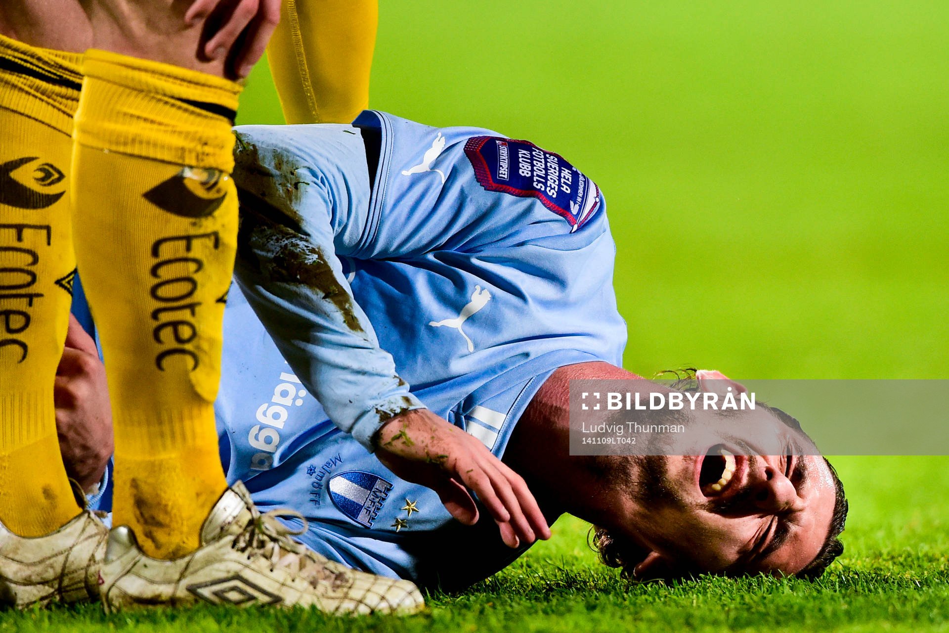 Malmö FFs Agon Mehmeti skriker och har ont