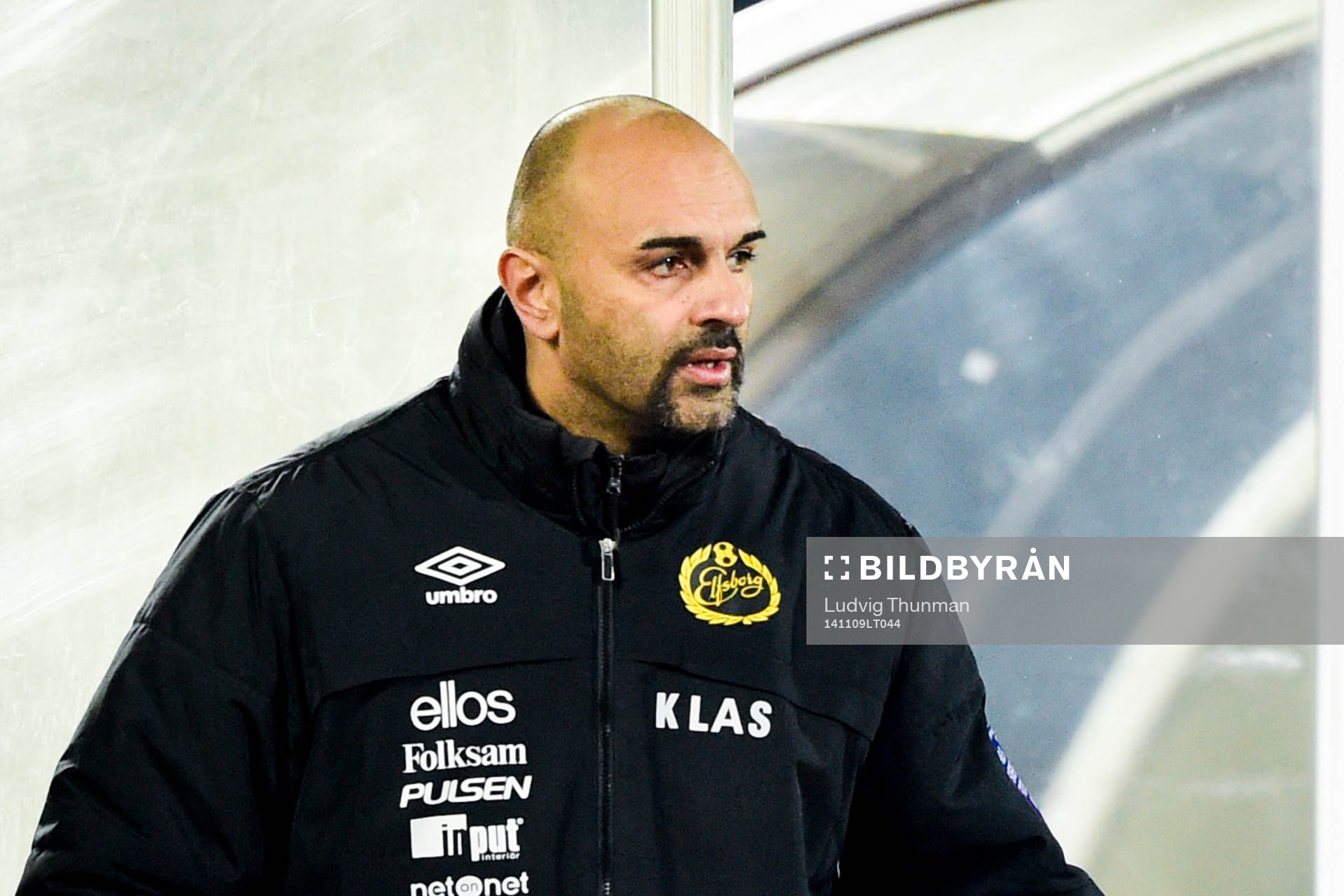 Elfsborgs tränare Jan Mian med texten Klas på sin jacka under fotbollsmatchen i Supercupen mellan Malmö och Elfsborg den 9 november 2014 i Malmö.