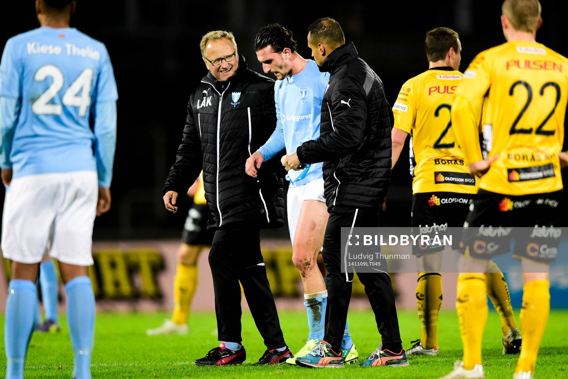 Malmö FFs Agon Mehmeti lämnar planen skadad