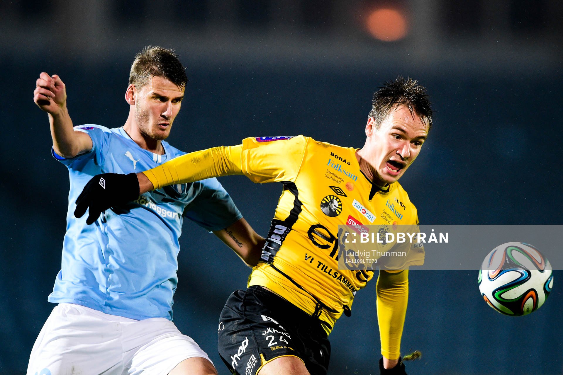 Malmö FFs Johan Hammar i kamp med Elfsborgs Viktor Prodell under fotbollsmatchen i Supercupen mellan Malmö och Elfsborg den 9 november 2014 i Malmö.