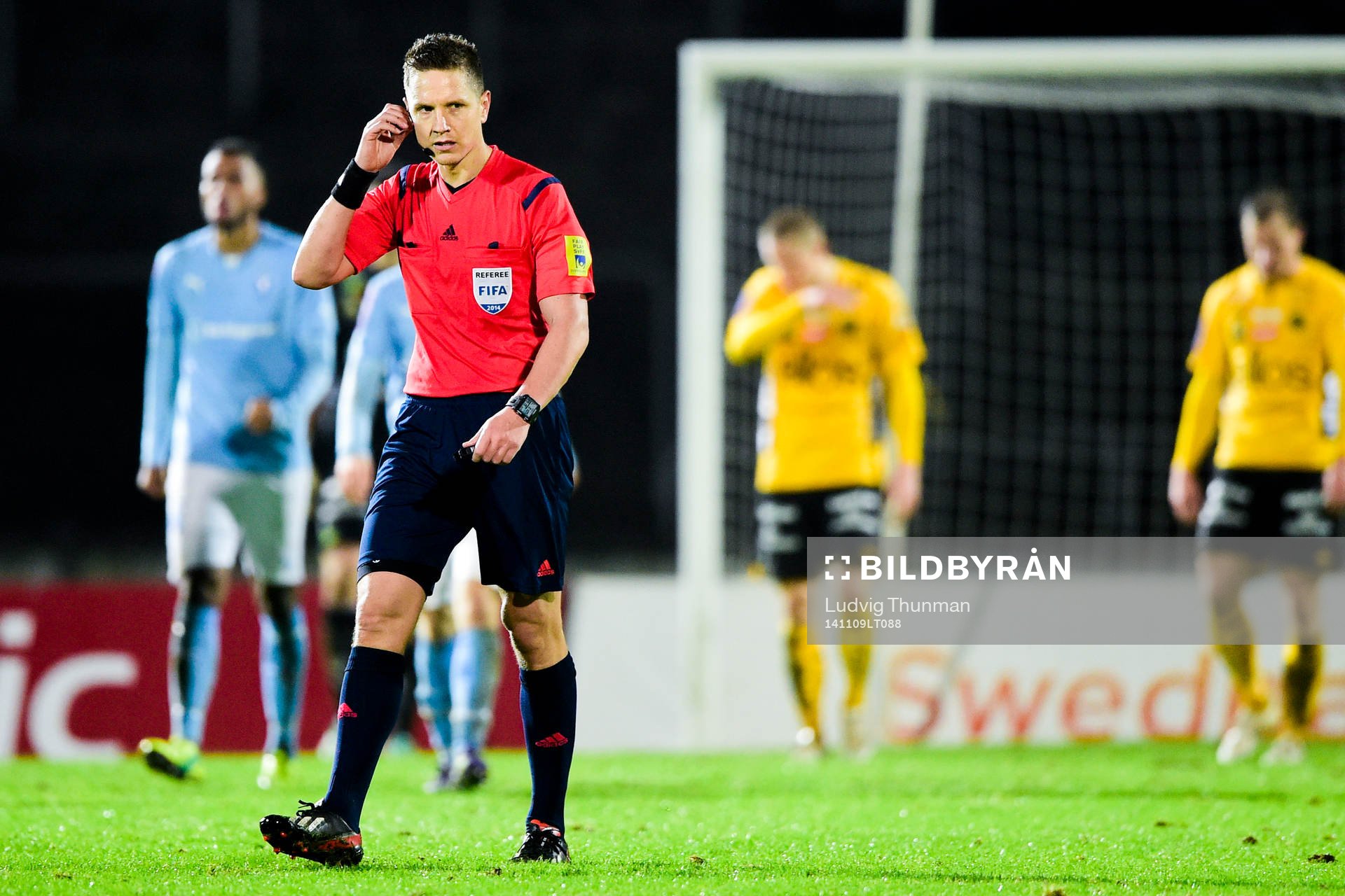 Domare Martin Strömbergsson under fotbollsmatchen i Supercupen mellan Malmö och Elfsborg den 9 november 2014 i Malmö. 