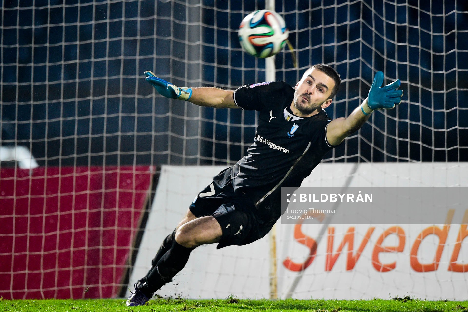 Malmö FFs målvakt Zlatan Azinovic räddar en straff under fotbollsmatchen i Supercupen mellan Malmö och Elfsborg den 9 november 2014 i Malmö.