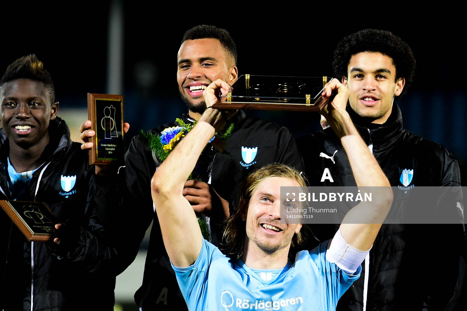 Malmö FFs Markus Halsti jublar med plaketten