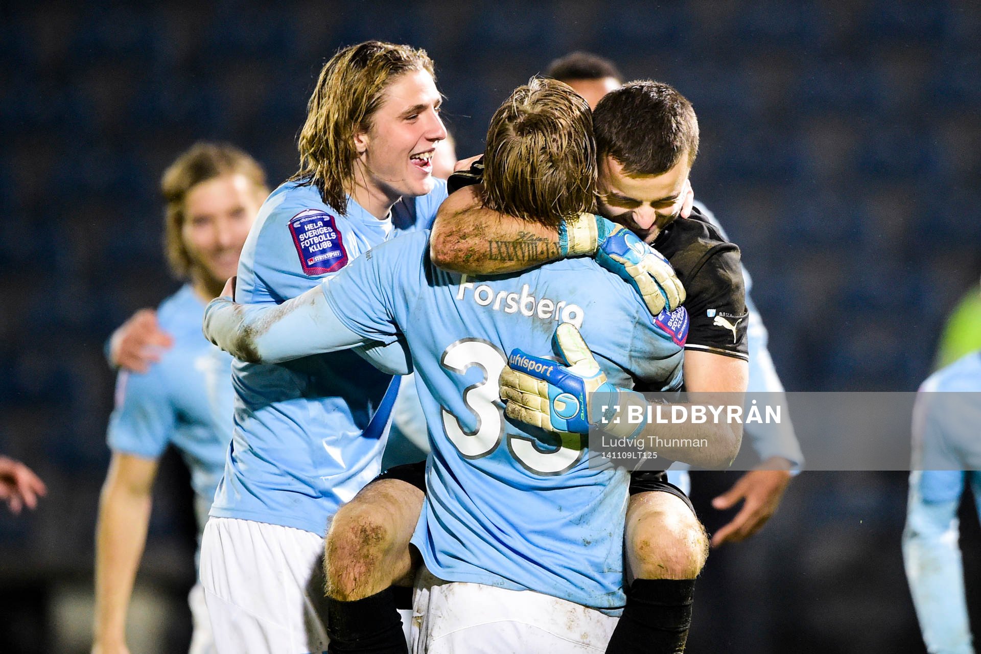 Malmö FFs Emil Forsberg kramas med målvakt Zlatan Azinovic