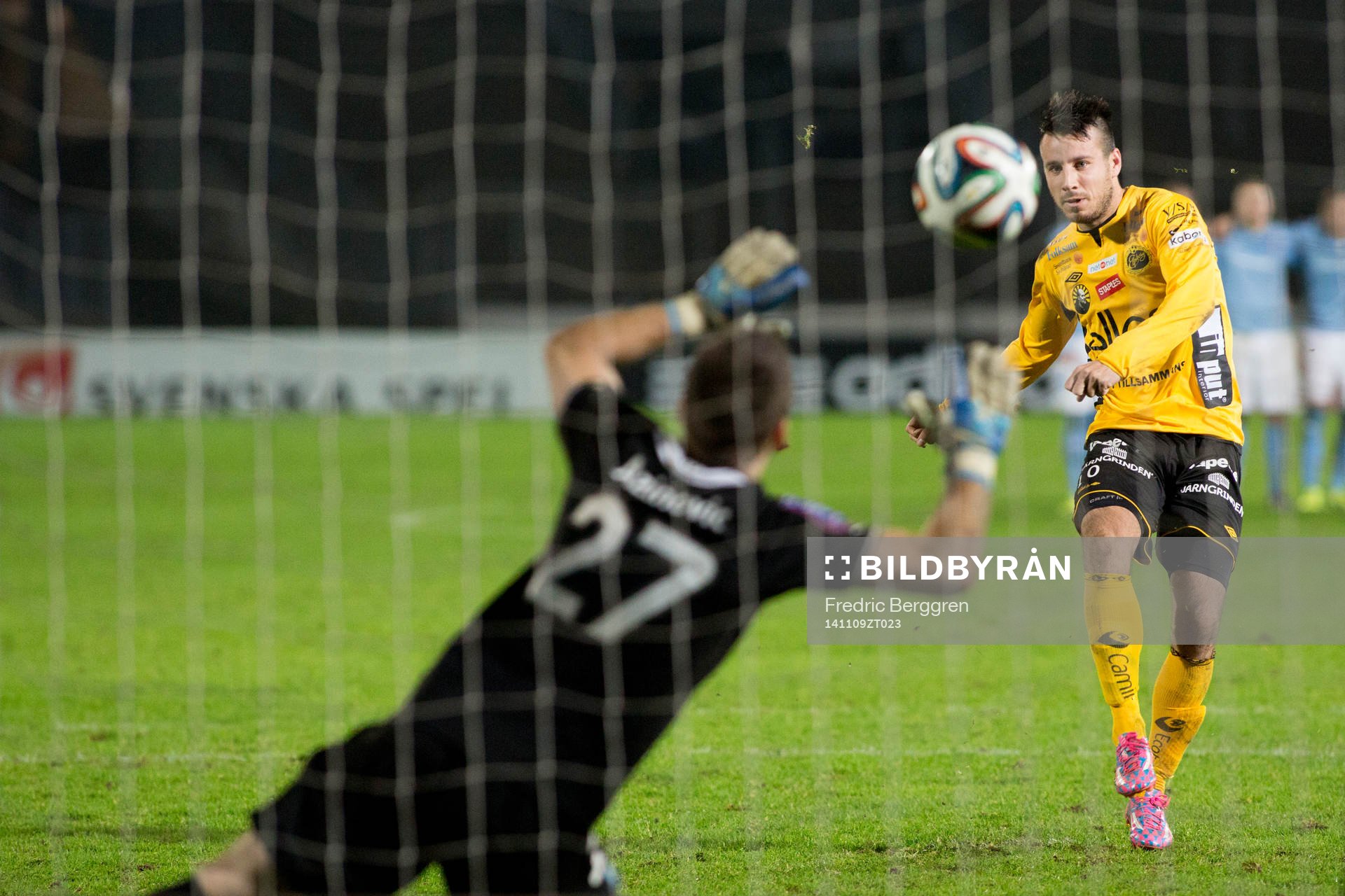 Elfsborgs Adam Lundqvist skjuter en straff mot Malmö FFs målvakt Zlatan Azinovic under fotbollsmatchen i Supercupen mellan Malmö och Elfsborg den 9 november 2014 i Malmö.