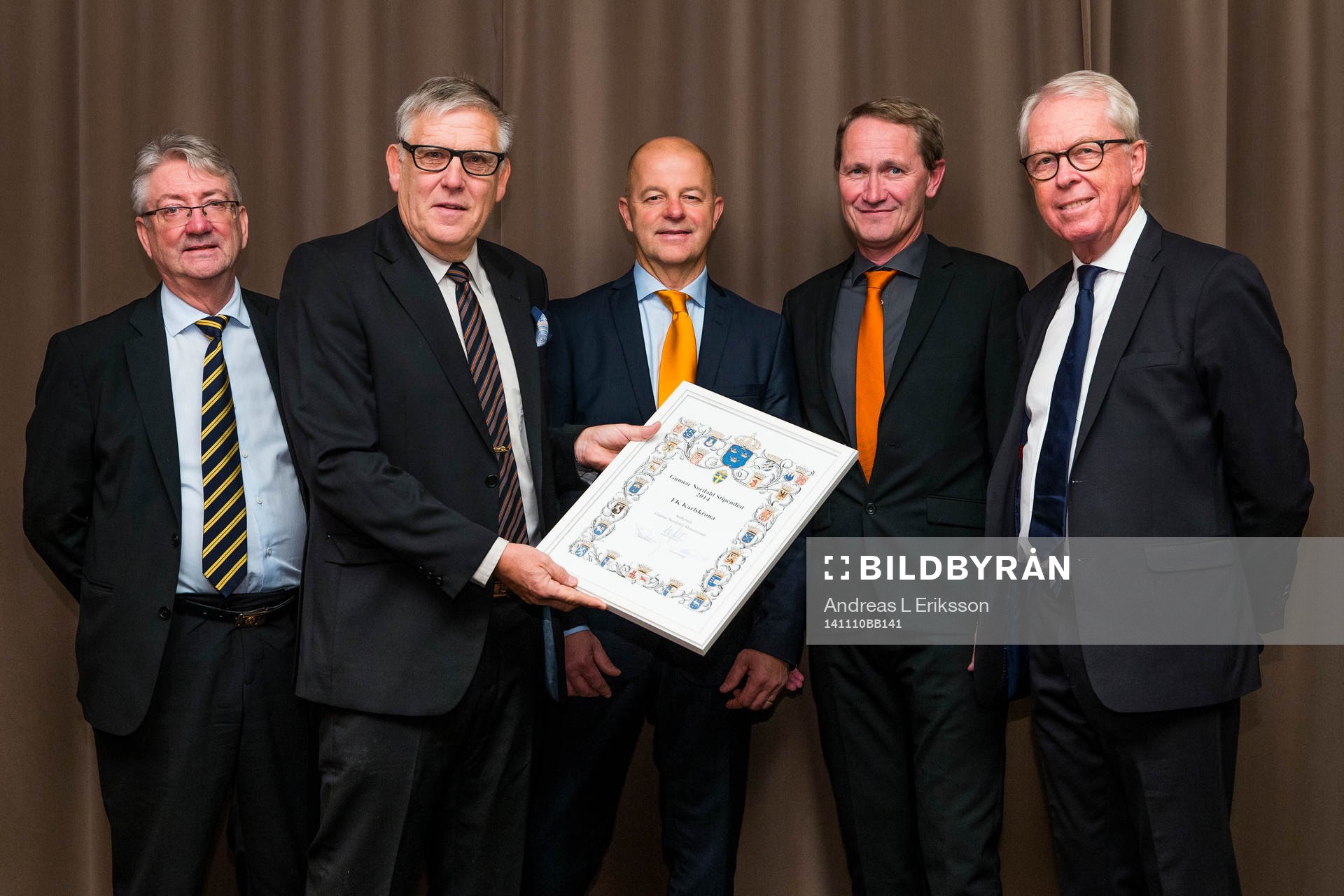Gunnar Nordahls Minnesfonds ordförande Krister Malmsten, Thomas Nordahl, FK Karlskronas ordföranden Anders Johansson och Thomas Nilsson samt Björn Ahlberg under överlämnandet av Gunnar Nordahls Minnesfonds stipendium den 10 november 2014 i Stockholm.