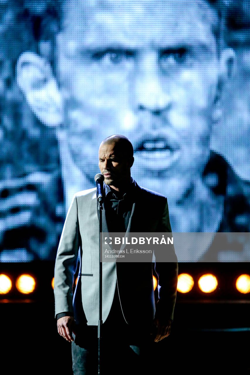 Martin Stenmarck sjunger framför en bild på Pontus