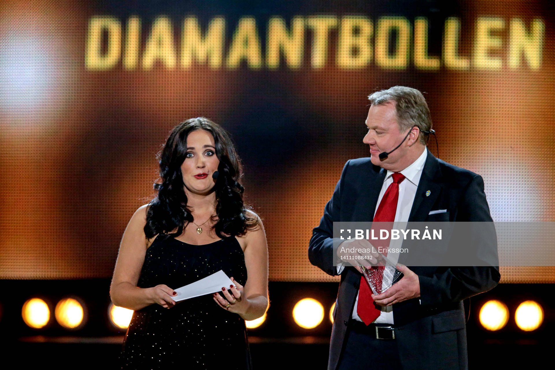Anja Gatu, Sportchef Sydsvenskan och Karl-Erik Nilsson, Ordförande Svenska Fotbollsförbundet delade ut Diamantbollen under Fotbollsgalan den 10 november 2014 i Stockholm.
