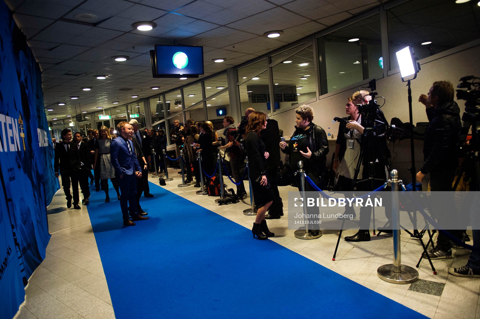 Fotografer och journalister på blåa mattan