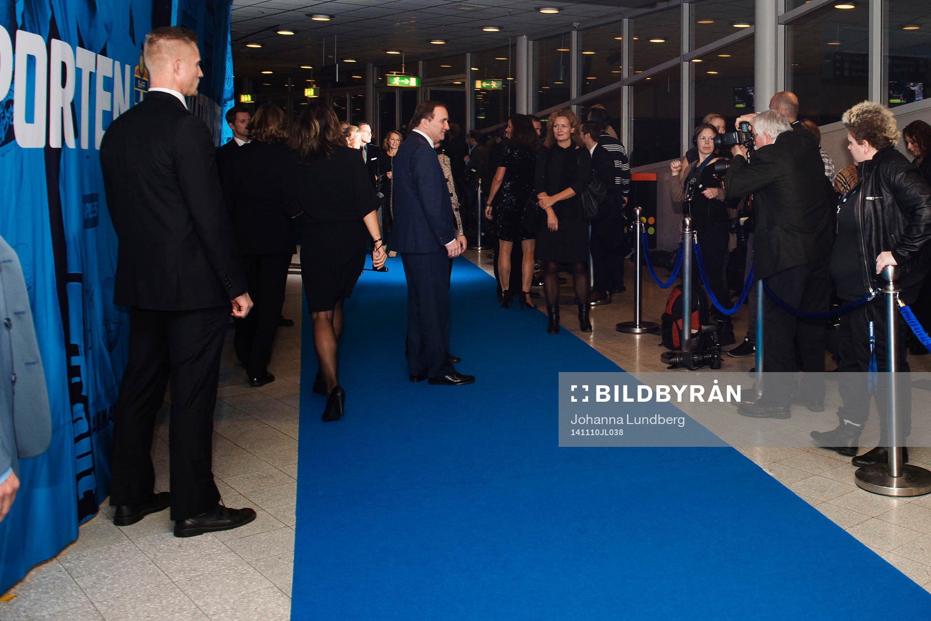 Stefan Löfvén blir fotograferad