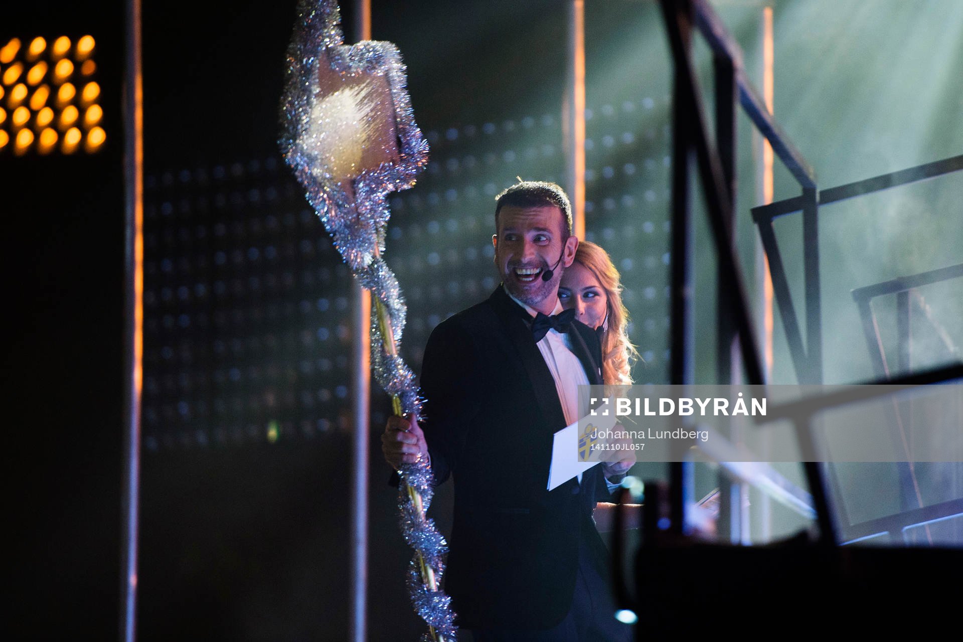 Förgalans värdar Roberto Vacchi och Emelie Ölander under Fotbollsgalan den 10 november 2014 i Stockholm.