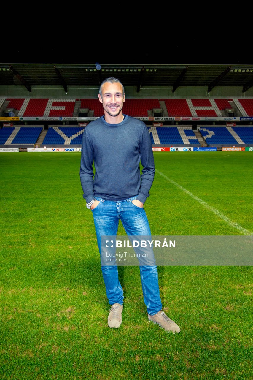 Henrik Larsson poserar för ett porträtt efter en presskonferens där han presenteras som ny tränare i Helsingborg den 10 november 2014 i Helsingborg.