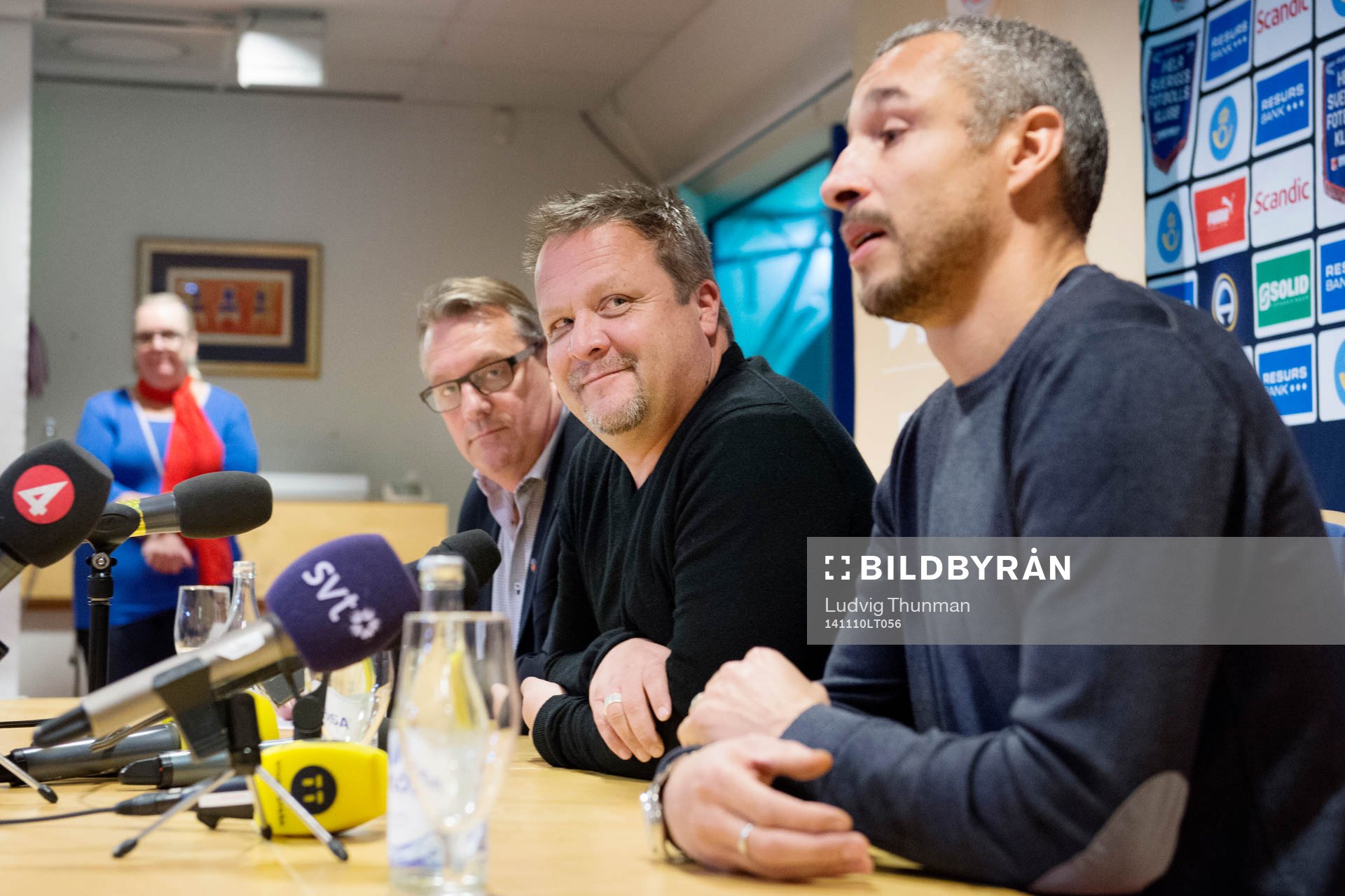 Roar Hansen tittar på Henrik Larsson som